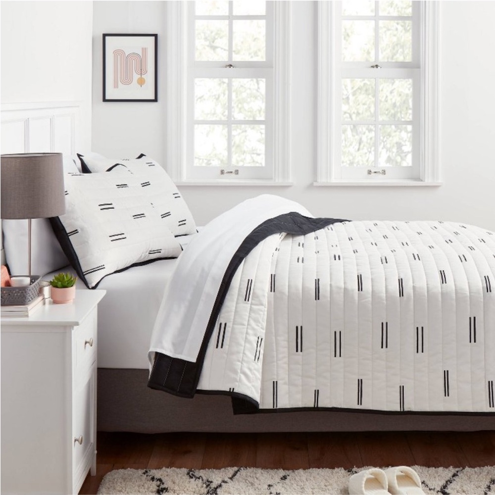 ROOM ESSENTIALS NWT midweight satin quilt sateen coverlet -white/black -twin